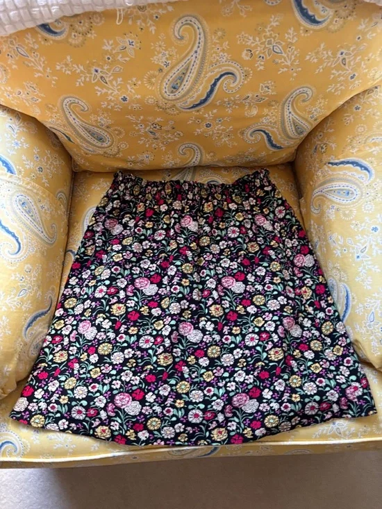 LOFT Black fully lined Floral Skirt with pockets - Picture 3 of 8